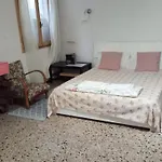 Bed & Red Roses Palace Muazzo